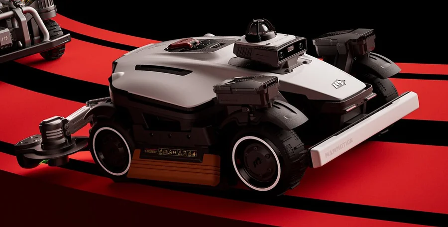 LUBA 4 AWD équipé du module coupe-bordure, un bras articulé avec tête de coupe fixé sur le côté arrière du robot