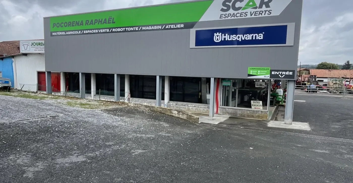 Le magasin, au bord de la D932